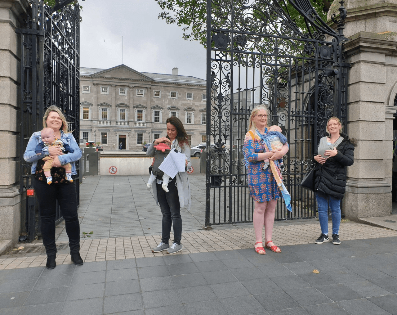 New mothers outside the Dáil today asking for maternity leave extension