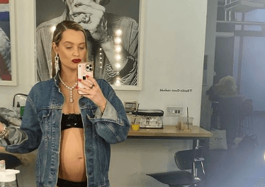 Laura Whitmore calls out those “offended by a pregnant woman’s body” Laura Whitmore calls out those “offended by a pregnant woman’s body”