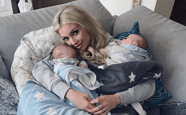 Rosanna Davidson has a very nifty – and hilarious – trick for telling her twin baby boys apart Rosanna Davidson has a very nifty – and hilarious – trick for telling her twin baby boys apart