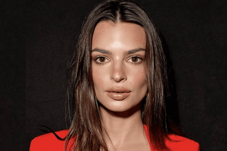 Emily Ratajkowski has sponsored a kids basketball team in Cork Emily Ratajkowski has sponsored a kids basketball team in Cork