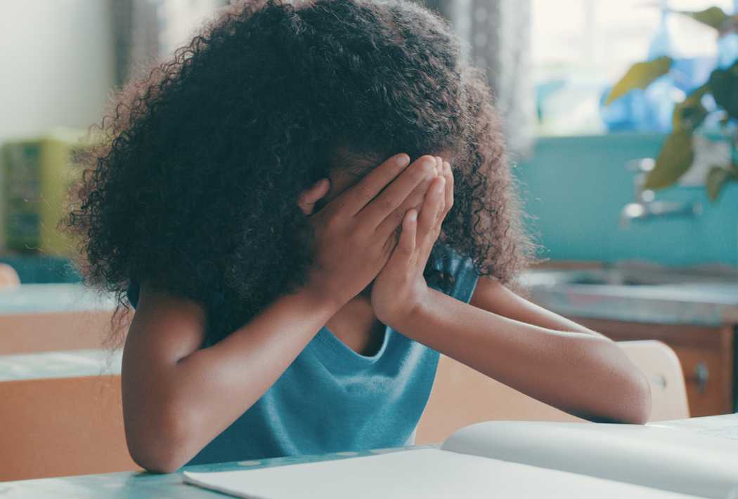 Teacher explains why children should never hand out birthday invites in class