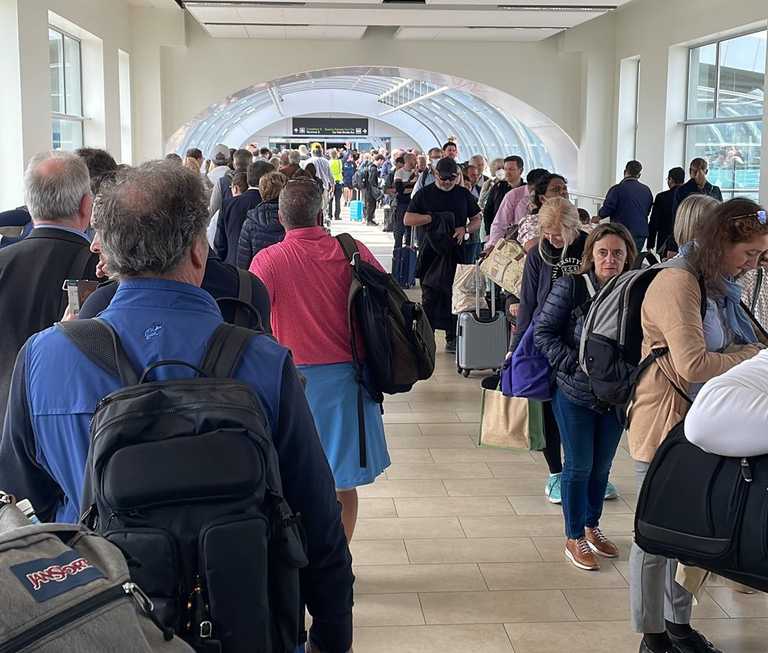 Dublin Airport passengers left furious over extreme queues Dublin Airport passengers left furious over extreme queues