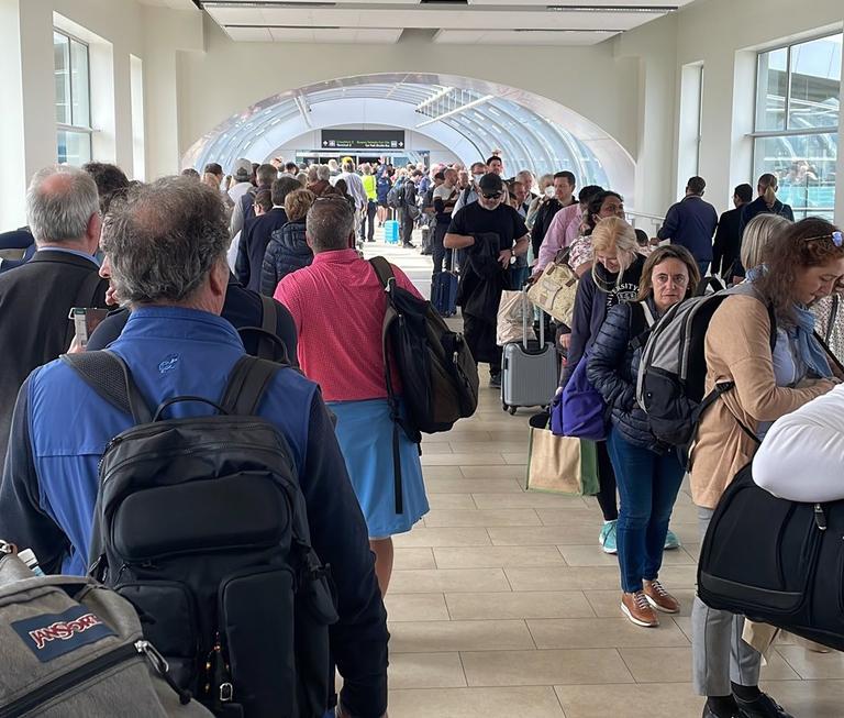 Dublin Airport passengers left furious over extreme queues Dublin Airport passengers left furious over extreme queues