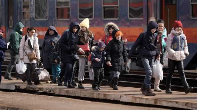 Government approves €400 monthly payment for households who take in Ukrainian refugees Government approves €400 monthly payment for households who take in Ukrainian refugees