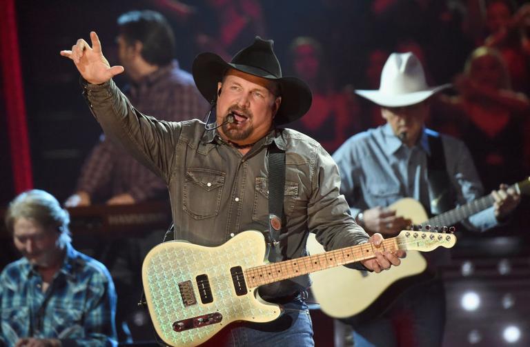 Here’s what you can and can’t bring to Garth Brooks Here’s what you can and can’t bring to Garth Brooks