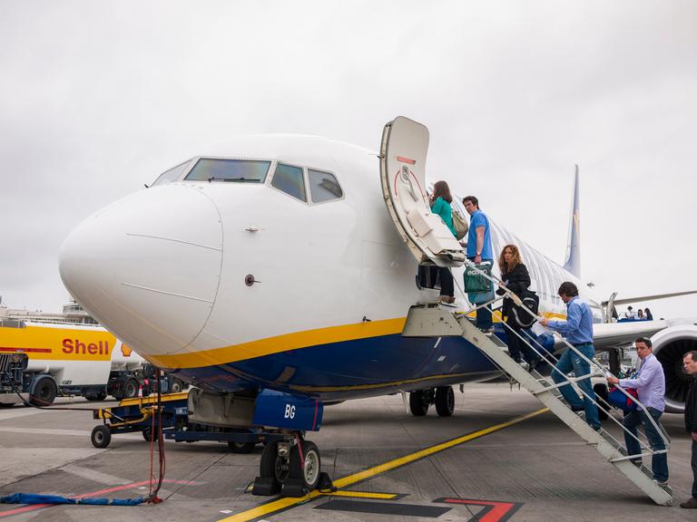 Passengers horrified after man opens plane door mid-flight Passengers horrified after man opens plane door mid-flight