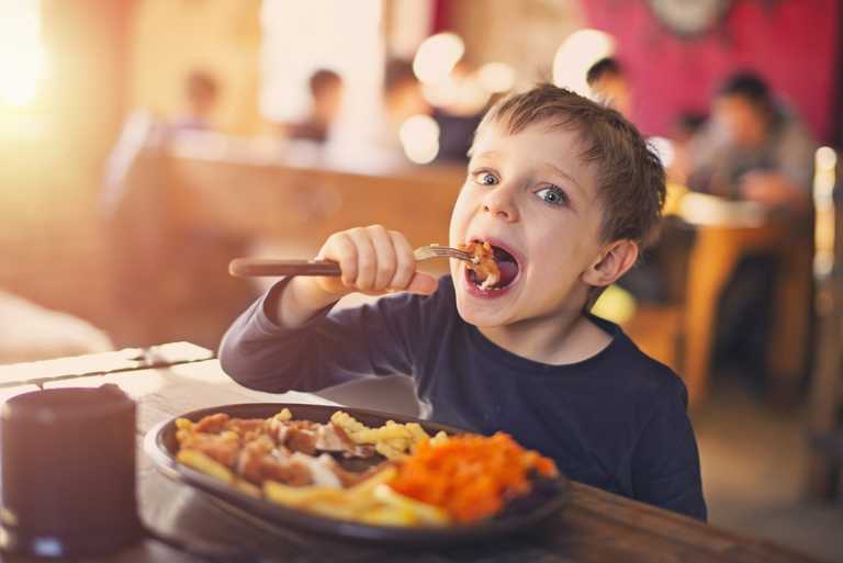 Mum given out to by waitress after leaving five year old alone at the table Mum given out to by waitress after leaving five year old alone at the table