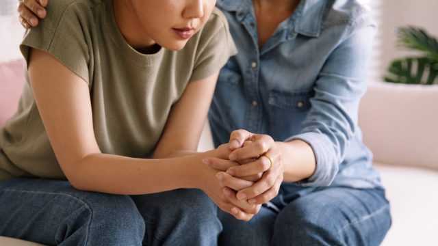 Family psychotherapist urges parents not to shutdown conversations about war with children