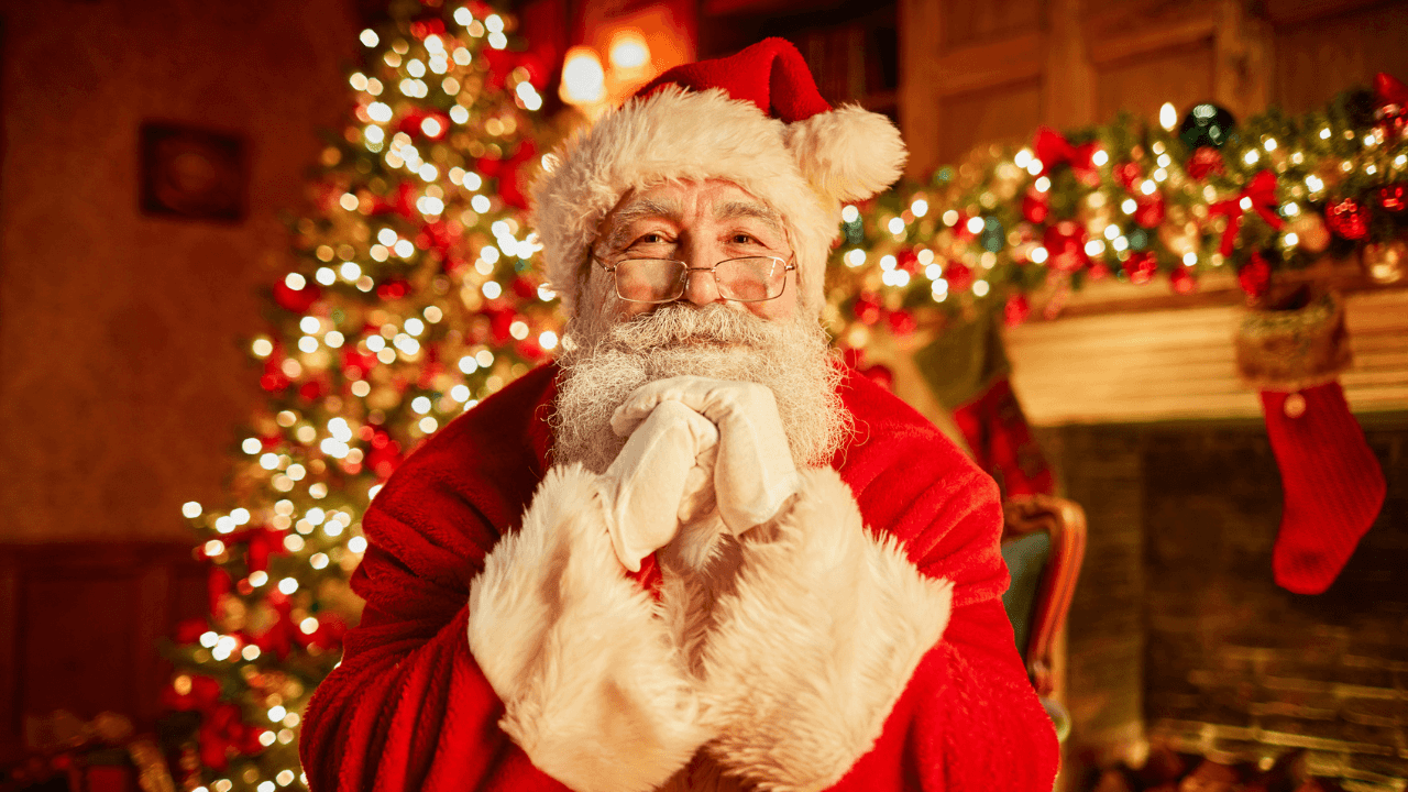 Hotel Santa applauded for his reaction after little girl refuses to sit on his lap