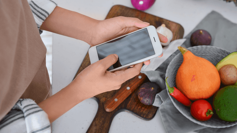 Here’s why you should not use your smartphones or tablets while cooking Here’s why you should not use your smartphones or tablets while cooking