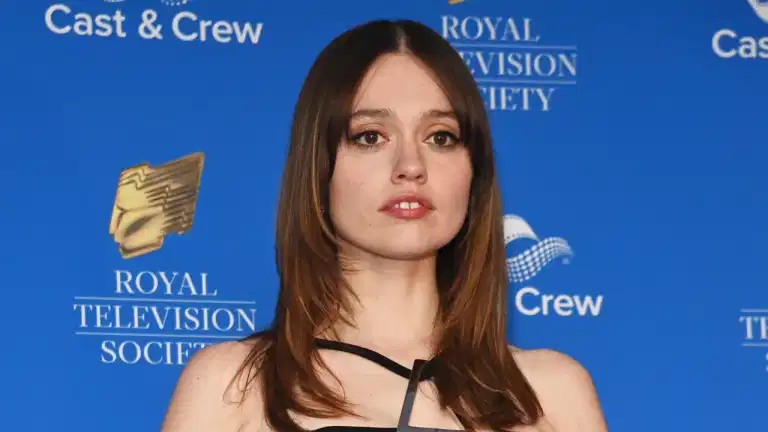 Aimee Lou Wood fans are only just realising she has an internet famous sister Aimee Lou Wood fans are only just realising she has an internet famous sister