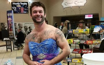 This uncle wore a princess dress to the cinema for his 4-year-old niece