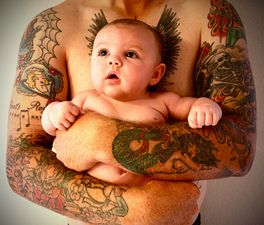 We love these beautiful photos of tattooed parents