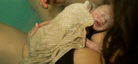 Incredible candid photos capture home water birth