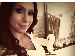 Jennifer Love Hewitt bares her beautiful bump