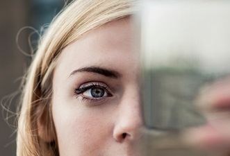 Commuters take note: Applying make-up on-the-go can damage your eyes