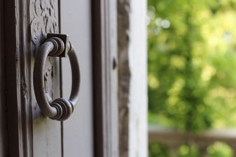 Dear Unexpected Callers: There Are 5 Rules For Calling To People’s Home