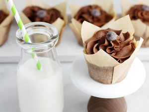 These 4-ingredient paleo chocolate cupcakes are our new obsession