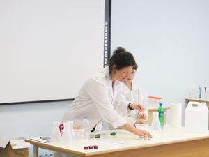 Meet The Mumpreneur: ‘Dr How’s Science Wows’ Naomi Lavelle