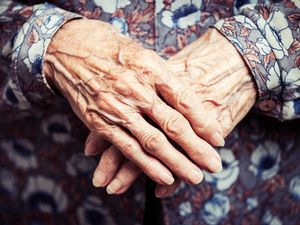 This Mum Did Something Absolutely Incredible For Her Elderly Neighbour