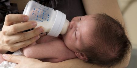 Study reveals the effects of giving a breastfed baby a little formula milk