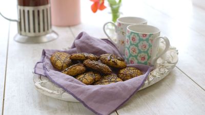 This recipe for oat and chocolate cookies only takes TWO minutes