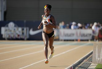 Athlete runs 800m race wearing Wonder Woman top (five months pregnant)