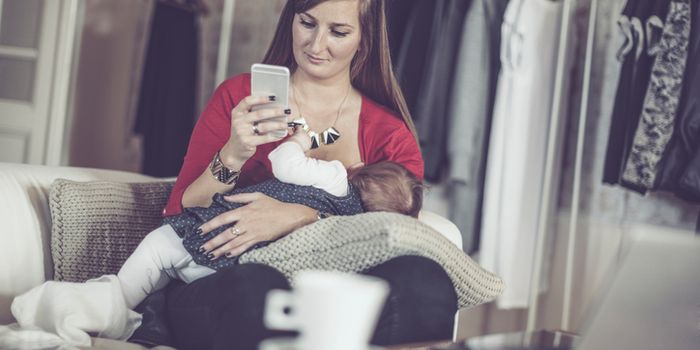 Breastfeeding phone technology distraction feeding baby