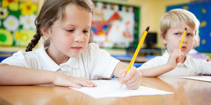 Children showing difficulty holding pencils over the use of smart devices, warns expert