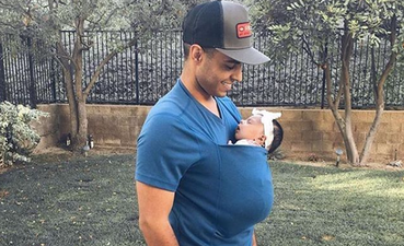 These t-shirts for dads with a built-in baby pouch are beyond adorable