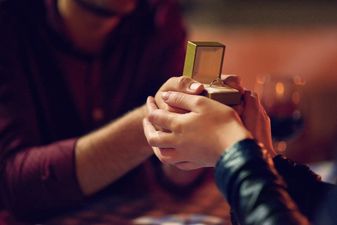 There’s a new engagement ring style and it looks extremely painful