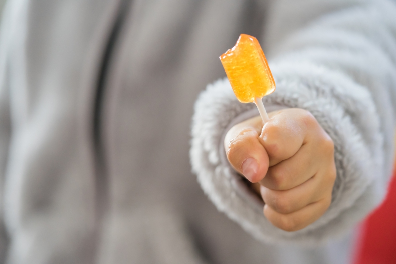 Anti-Vax mum brags that she handed out lollipops tainted with chickenpox