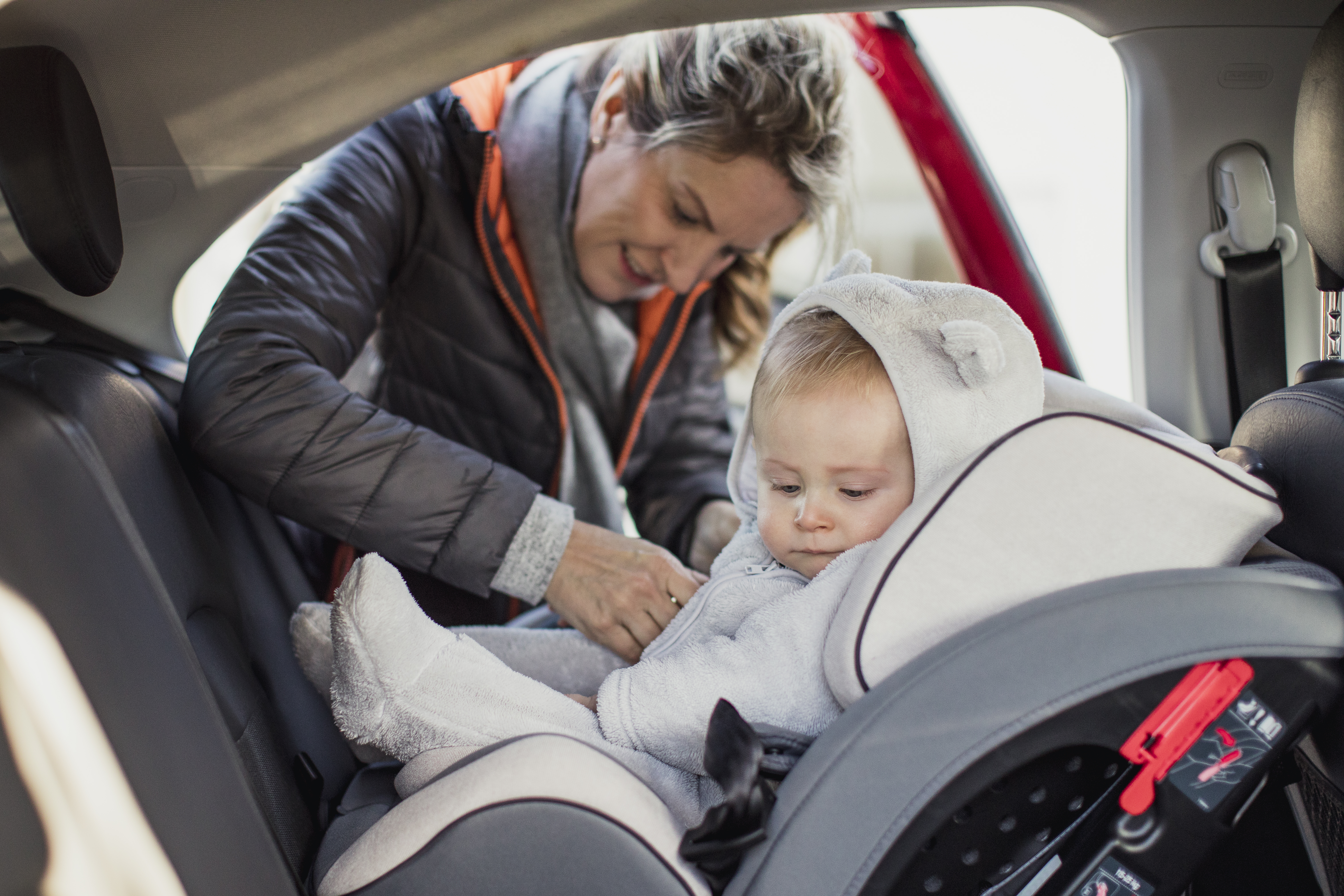 How to keep the kids warm and safe in their car seats in cold weather