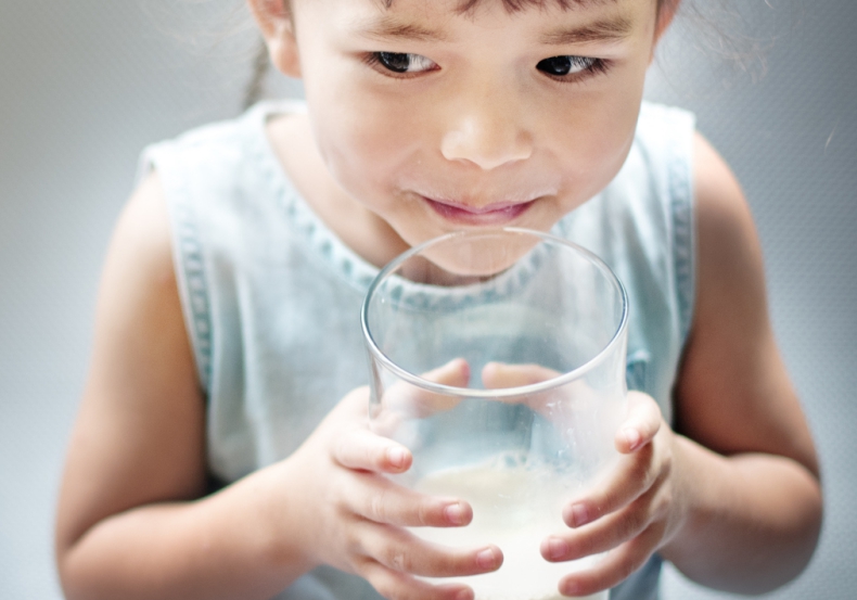 Children who drink full-fat milk are slimmer than those raised on skimmed milk, study finds