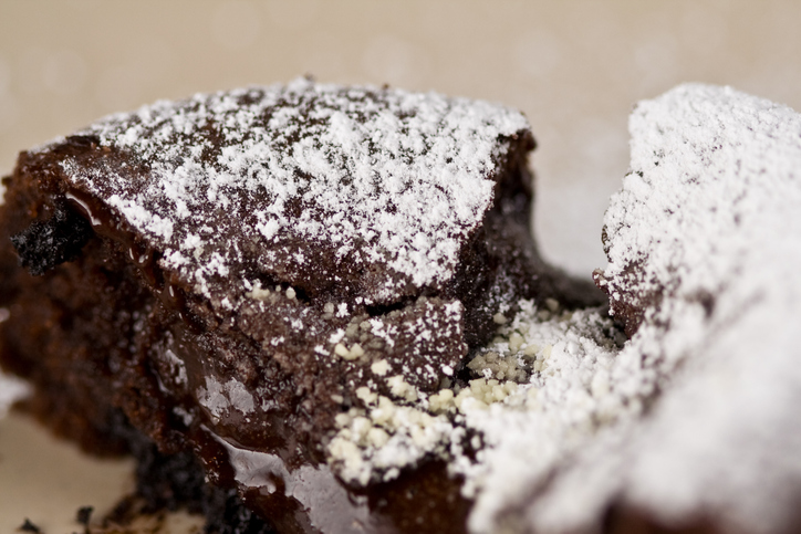This gooey 6-ingredient chocolate cake is just what your chilly November evening needs