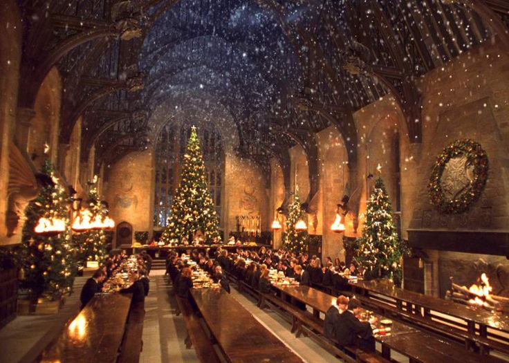 Hogwarts Castle Christmas tree toppers are a thing and I need one