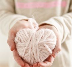 Valentine’s Day: 5 easy and love-filled crafts projects to entertain the kids with