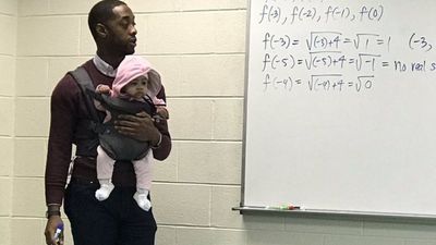 Professor carries student’s baby during lecture so young dad can take notes