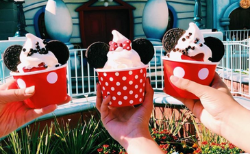 Can we take a moment to appreciate these GORGE Disney ice cream sundaes?