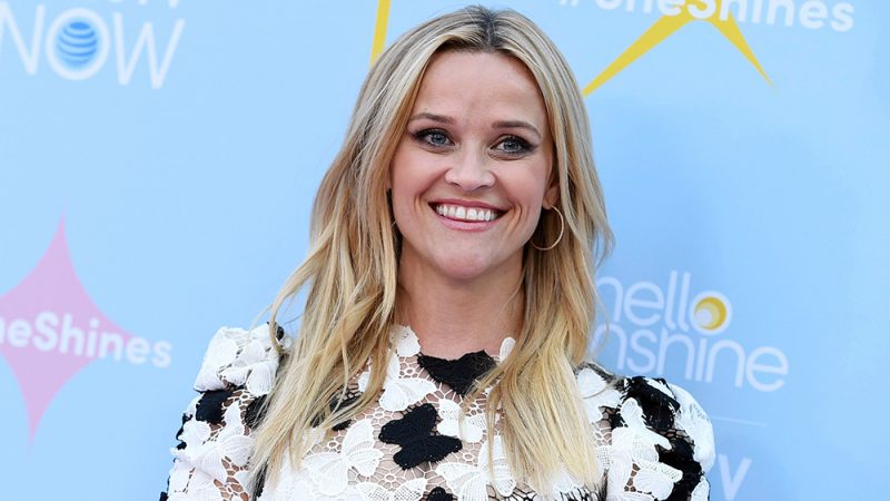 Reese Witherspoon just chopped her hair into a bob and she looks gorgeous