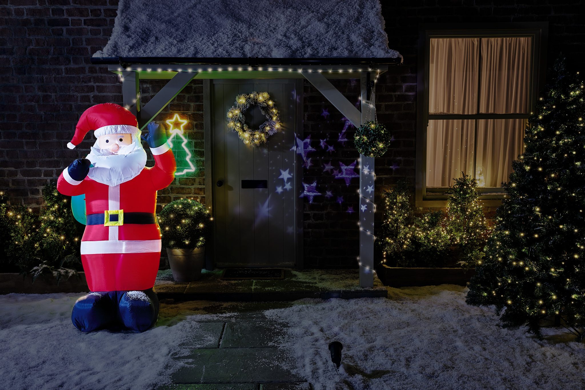 It’s only November but we’re eyeing up Aldi’s giant Christmas decorations