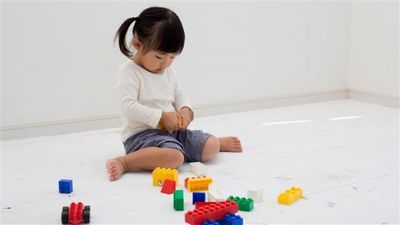 The common way of sitting that experts reckon could be doing your children’s muscles serious harm