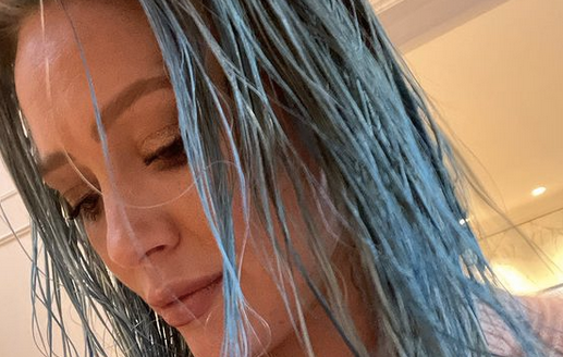 Hillary Duff dyes her hair blue
