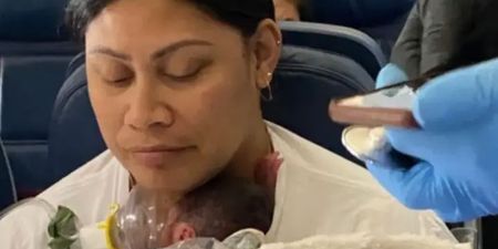 Watch: A woman who didn’t know she was pregnant gives birth at 30,000ft