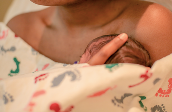 Immediate skin-to-skin with mother after birth can save 150.000 premature babies every year