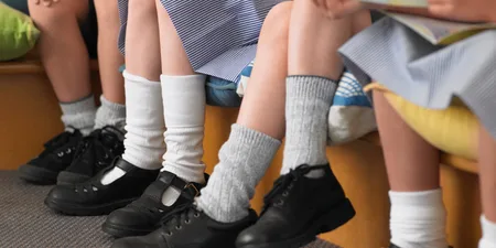 This mum’s simple €1 trick transforms daughter’s scuffed school shoes