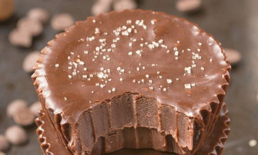 This healthy 3-ingredient “Nutella” freezer fudge is a game-changer