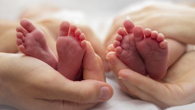 Best friends find out they’re pregnant on the same day and give birth an hour apart