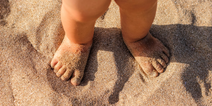The benefits of letting your toddler go barefoot
