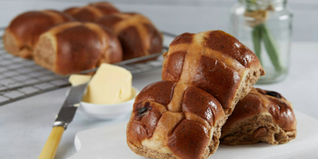 Paramedic issues warning over hot cross buns ahead of Easter